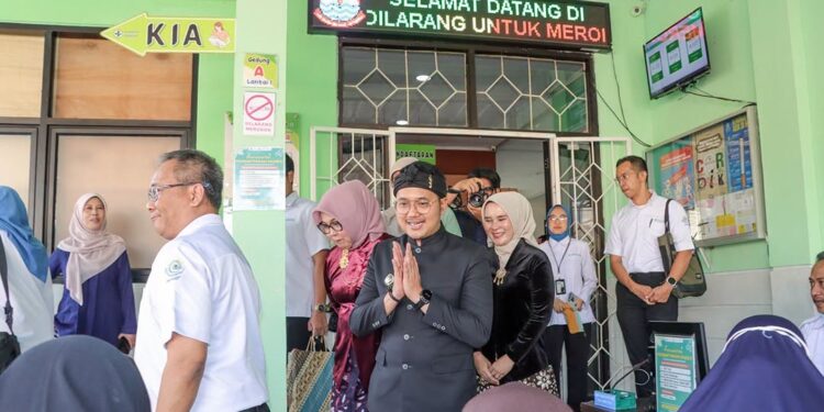 Wakil Walikota Cimahi Adhitia Yudhistira Meresmikan Puskesmas sore di puskesmas padasuka