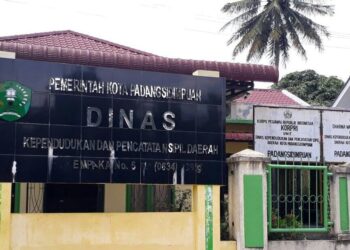 Warga Keluhkan Pelayanan Pengurusan KK di Disdukcapil Kota Padangsidimpuan, Diduga Dipersulit oleh Oknum Pegawai