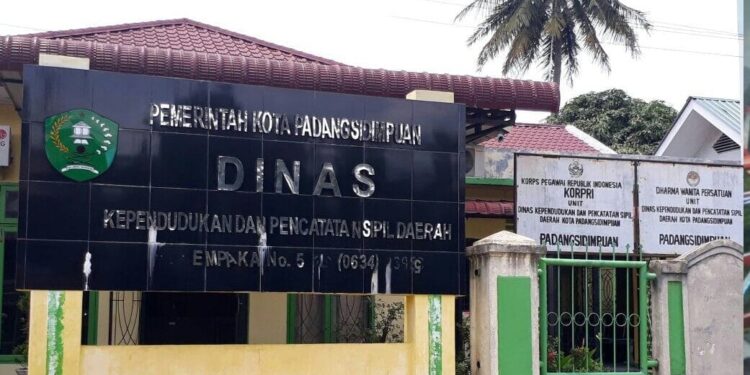Warga Keluhkan Pelayanan Pengurusan KK di Disdukcapil Kota Padangsidimpuan, Diduga Dipersulit oleh Oknum Pegawai