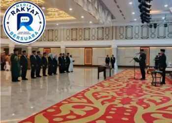 Prosesi pelantikan diawali dengan pembacaan Surat Keputusan Gubernur yang disaksikan para pejabat dan tamu undangan